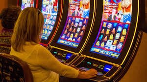 Sebuah layar ponsel menampilkan situs pastijp dengan antarmuka sportsbook dan kasino langsung